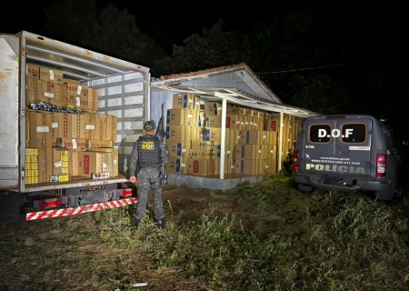 DOF fecha entreposto, recupera caminhão roubado e apreende 70 mil pacotes de cigarros