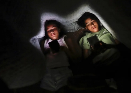 Acesso à internet na primeira infância mais que dobra no Brasil e acende alerta sobre uso excessivo de telas