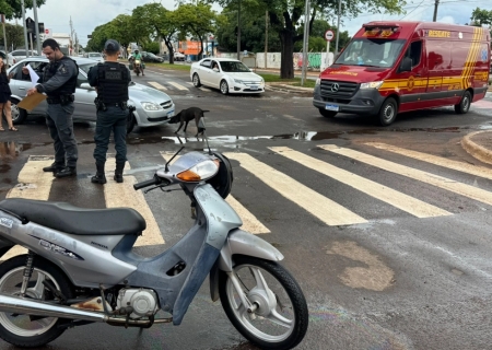 Colisão entre carro e motoneta deixa mulher ferida no centro de Nova Andradina