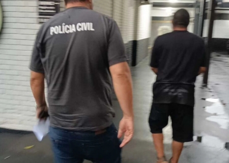 Homem é preso após esfaquear jovem em aldeia de Laguna Carapã