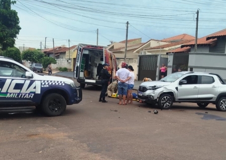 Acidente de trânsito deixa motociclista ferida em cruzamento de Nova Andradina