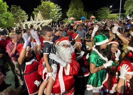 Chegada do Papai Noel abre programação de Natal e reúne centenas em Taquarussu