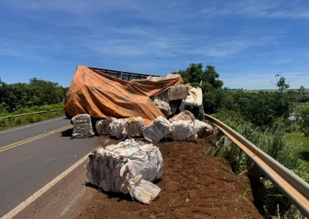 Caminhão tomba na BR-376 em Nova Andradina e motorista e passageiro saem ilesos