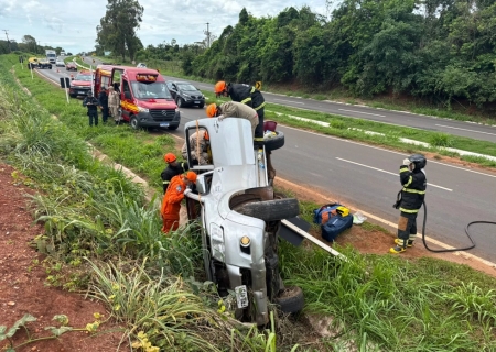 Caminhonete capota na MS-134 em Batayporã e mulher fica presa às ferragens