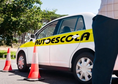 Contran acaba com exigência de autoescola para tirar CNH; custo pode cair até 80%
