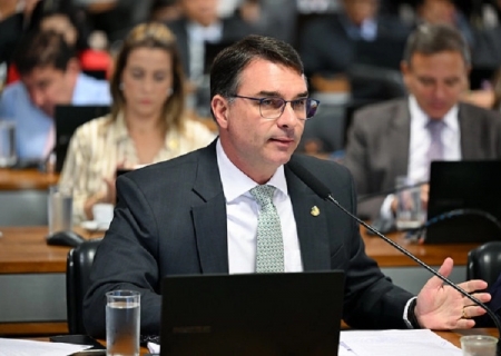 Flávio diz que existe 'preço' para não seguir com candidatura 'até o fim'