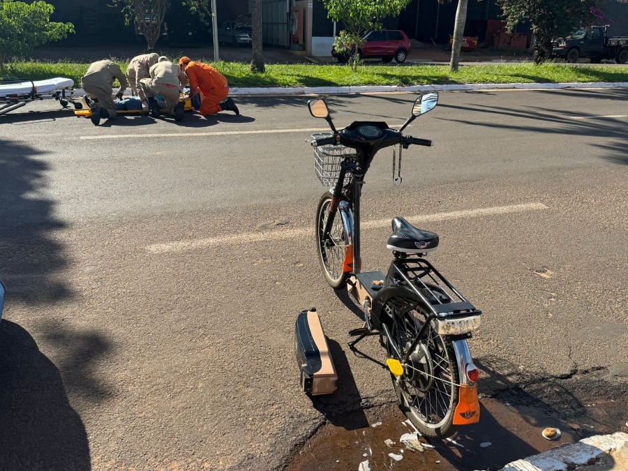 Colisão entre bicicleta elétrica e Jeep deixa jovem ferida em Nova Andradina