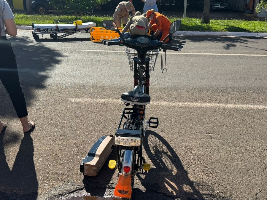 Colisão entre bicicleta elétrica e Jeep deixa jovem ferida em Nova Andradina
