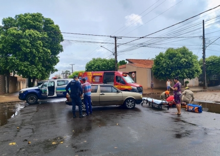 Colisão entre carro e motocicleta deixa ferido no centro de Nova Andradina