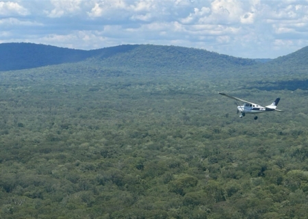 Avião com cocaína faz pouso forçado em fazenda de Porto Murtinho após fuga aérea