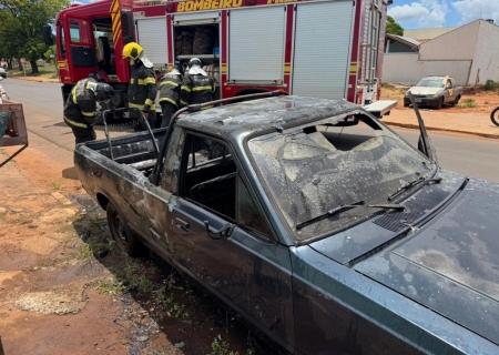 Bombeiros controlam incêndio em veículo estacionado em avenida de Nova Andradina