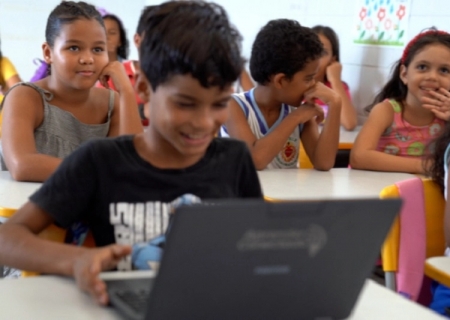 Programa Escolas Conectadas alcança 68,4% das escolas públicas em 2025