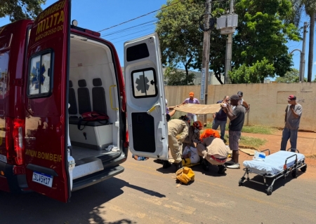 Motoneta derrapa em cruzamento e agente de endemias fica ferida em Nova Andradina