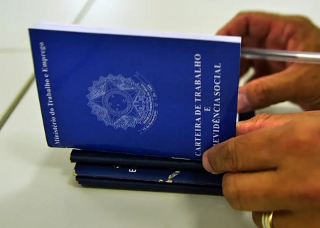 Empregos formais crescem em 2025, mas ritmo desacelera no Brasil