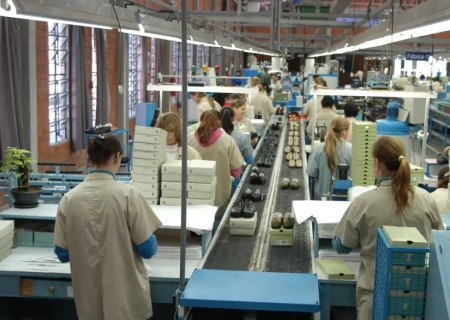 Indústria cresce no faturamento, mas emprego segue em queda e sinaliza desaceleração do setor