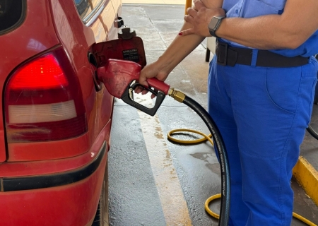 Petrobras anuncia redução de 5,2% no preço da gasolina para distribuidoras