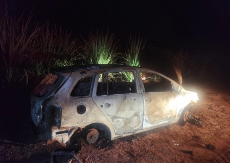 Veículo furtado é encontrado carbonizado em estrada rural de Nova Andradina