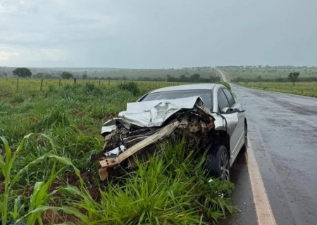 Colisão entre carro e bitrem deixa criança em estado grave na MS-040