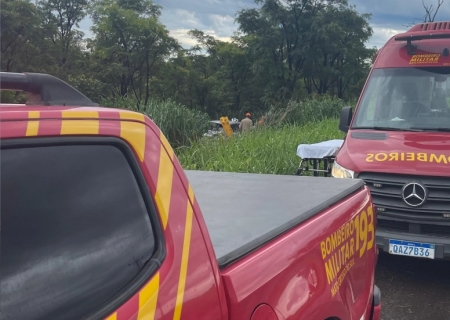 Carro sai da pista na BR-267 e deixa três feridos leves em Nova Casa Verde