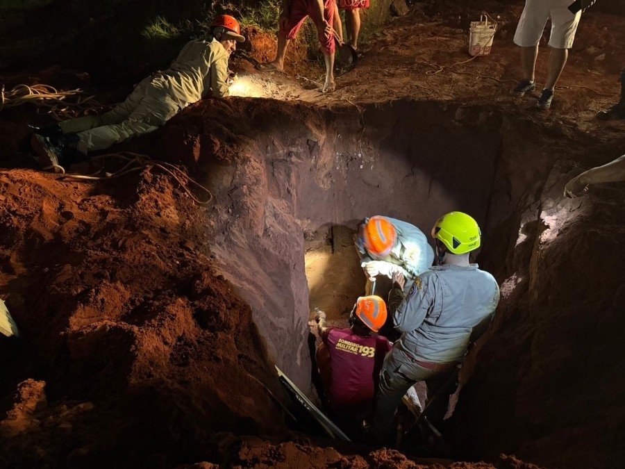 Criança de 2 anos é resgatada com vida após cair em buraco profundo em obra em Ivinhema