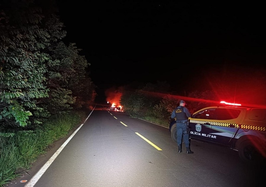 Carro sai da pista e pega fogo na MS-145, entre Deodápolis e Ipezal