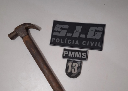 Homem é preso por tentativa de feminicídio após agredir esposa com martelo em Água Clara