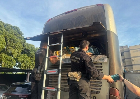 PF apreende 745 kg de pasta base e flagra imigração ilegal em ônibus vindo da Bolívia