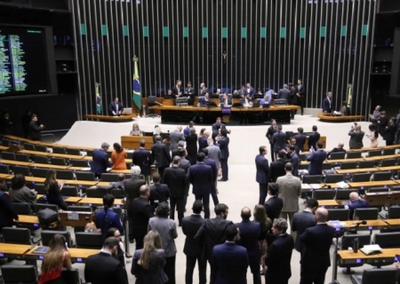 Reajuste pode elevar salários de servidores da Câmara para R$ 77 mil