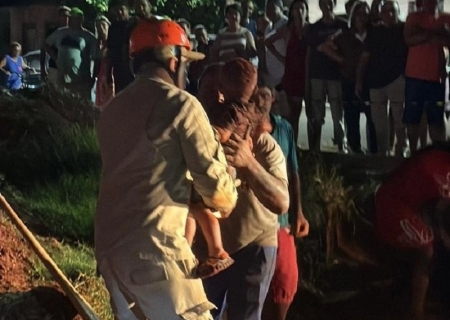 Criança de 2 anos é resgatada com vida após cair em buraco profundo em obra em Ivinhema