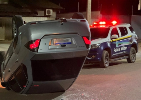 Carro capota após colisão com veículos estacionados no Bairro Itapoã, em Ivinhema