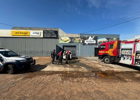 Fogo atinge veículo em via pública próximo à Prefeitura de Nova Andradina