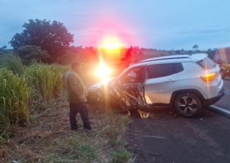 Colisão entre Jeep e carreta frigorífica interdita MS-134 em Nova Casa Verde