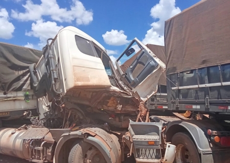 Acidente entre carretas deixa motorista preso às ferragens na BR-376, em Deodápolis