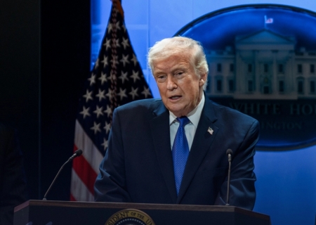 Trump anuncia tarifa global de 10% após decisão da Suprema Corte