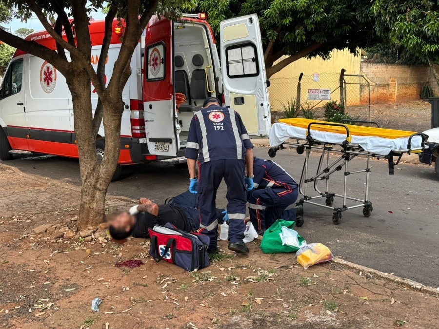 Motociclista fica ferido após bater em carro estacionado em Nova Andradina