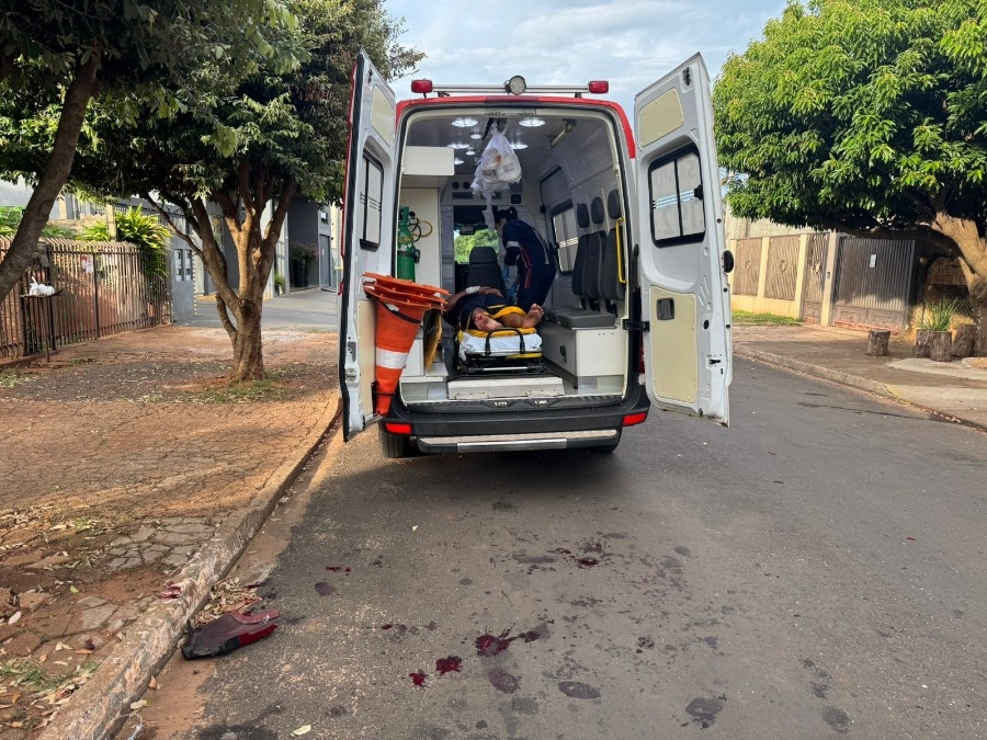 Motociclista fica ferido após bater em carro estacionado em Nova Andradina