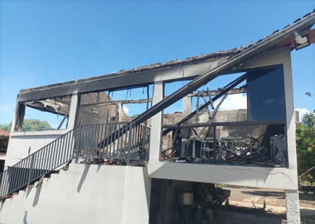 Incêndio em rancho às margens do Ivinhema expõe furto de lanchas e prejuízo milionário