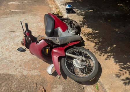Motociclista fica ferida após desviar de caminhão e colidir contra árvore em Nova Andradina