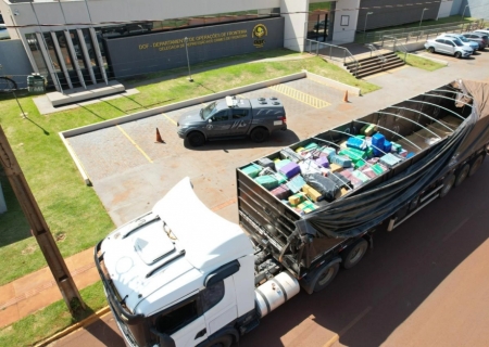 Carreta carregada com soja escondia 11,4 t de maconha; três são presos em Mundo Novo