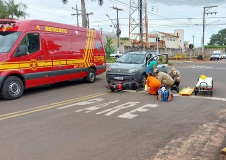 Acidente entre carro e bicicleta elétrica deixa mulher e crianças feridas no centro de Nova Andradina