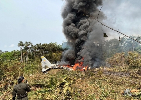 Avião militar da Colômbia com mais de 120 a bordo cai na fronteira com Peru
