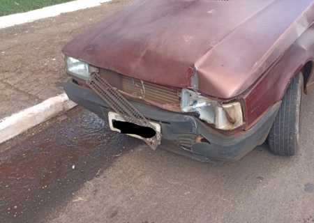 Homem sem CNH bate carro em poste no centro de Ivinhema