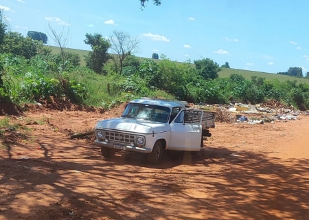 Caminhonete é flagrada descartando lixo em área proibida atrás do Cemitério Municipal