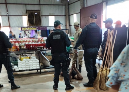 Homem em surto causa danos em casas, viatura e Centro de Comercialização da Agricultura em Nova Andradina
