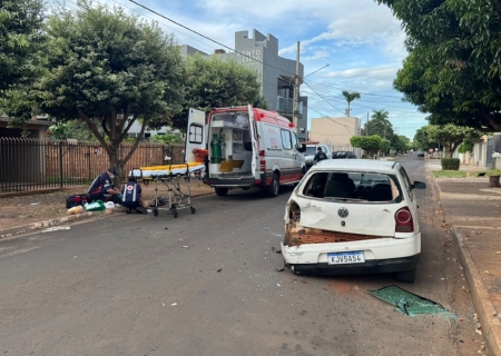 Motociclista fica ferido após bater em carro estacionado em Nova Andradina