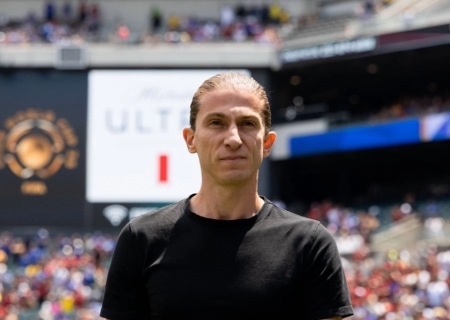 Após vitória de goleada e protestos, Flamengo anuncia demissão de Filipe Luís