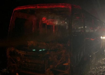 Ônibus escolar da Prefeitura de Nova Andradina pega fogo na MS-134 próximo a Nova Casa Verde