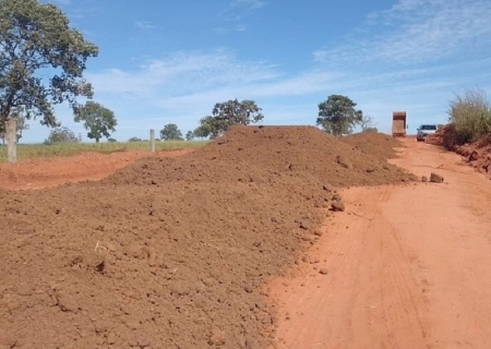 Vereador solicita emenda parlamentar para cascalhamento de estradas em seis assentamentos