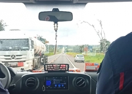 Casal fica ferido após colisão entre carros na BR-267, em Nova Casa Verde