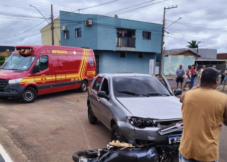 Colisão entre carro e moto deixa mulher ferida no centro de Nova Andradina